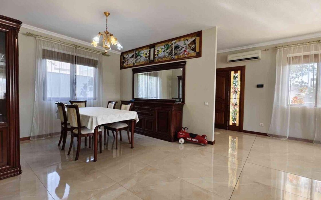 Вілла з басейном у Сьюдад-Кесада 5 кімнат 364 кв.м