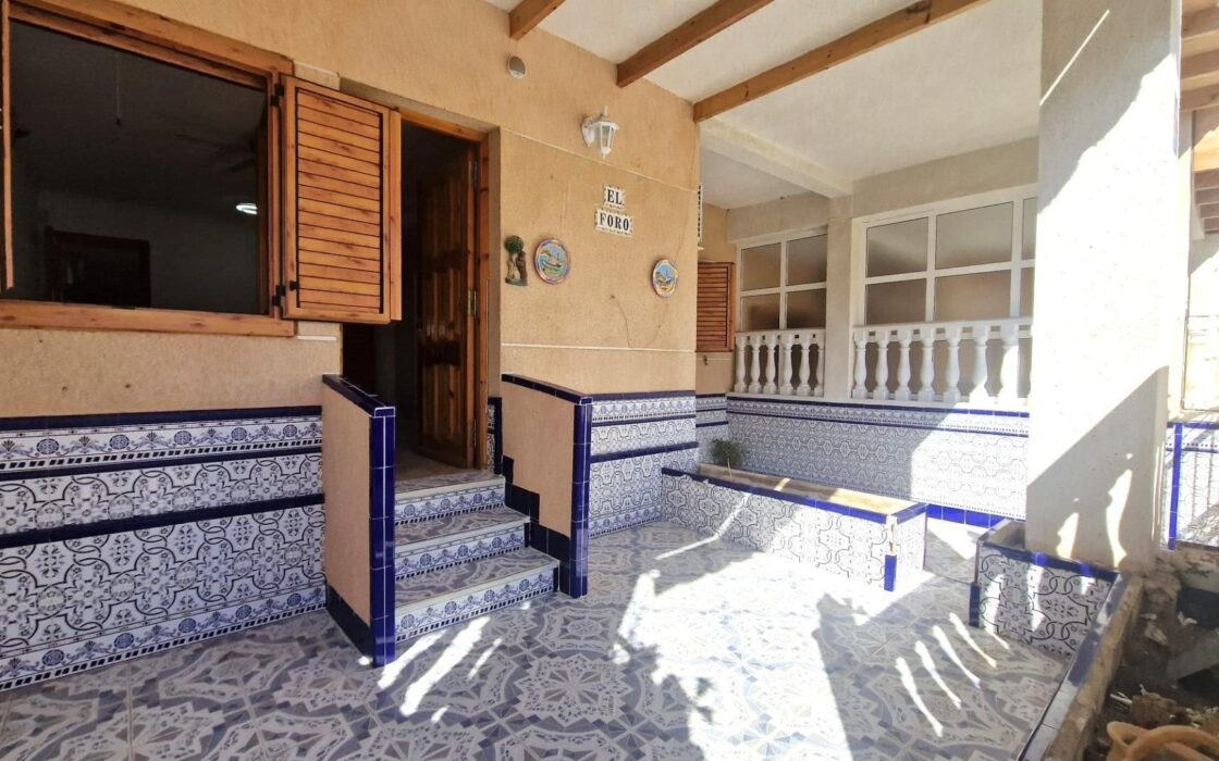 Дом в Торревьехе 67 кв.м с террасой и бассейном