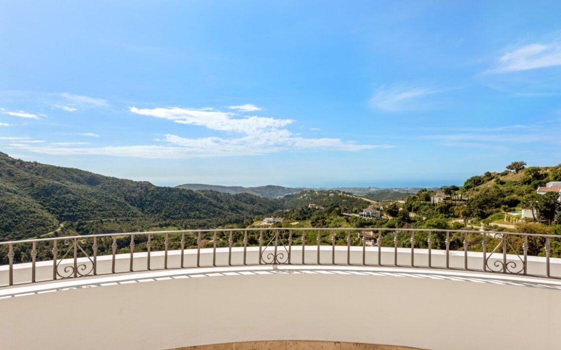 Вилла с панорамным видом в Бенахависе, 889 кв.м, терраса