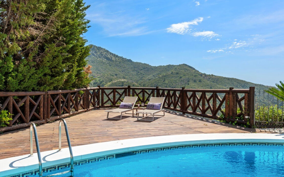 Вилла с панорамным видом в Бенахависе, 889 кв.м, терраса