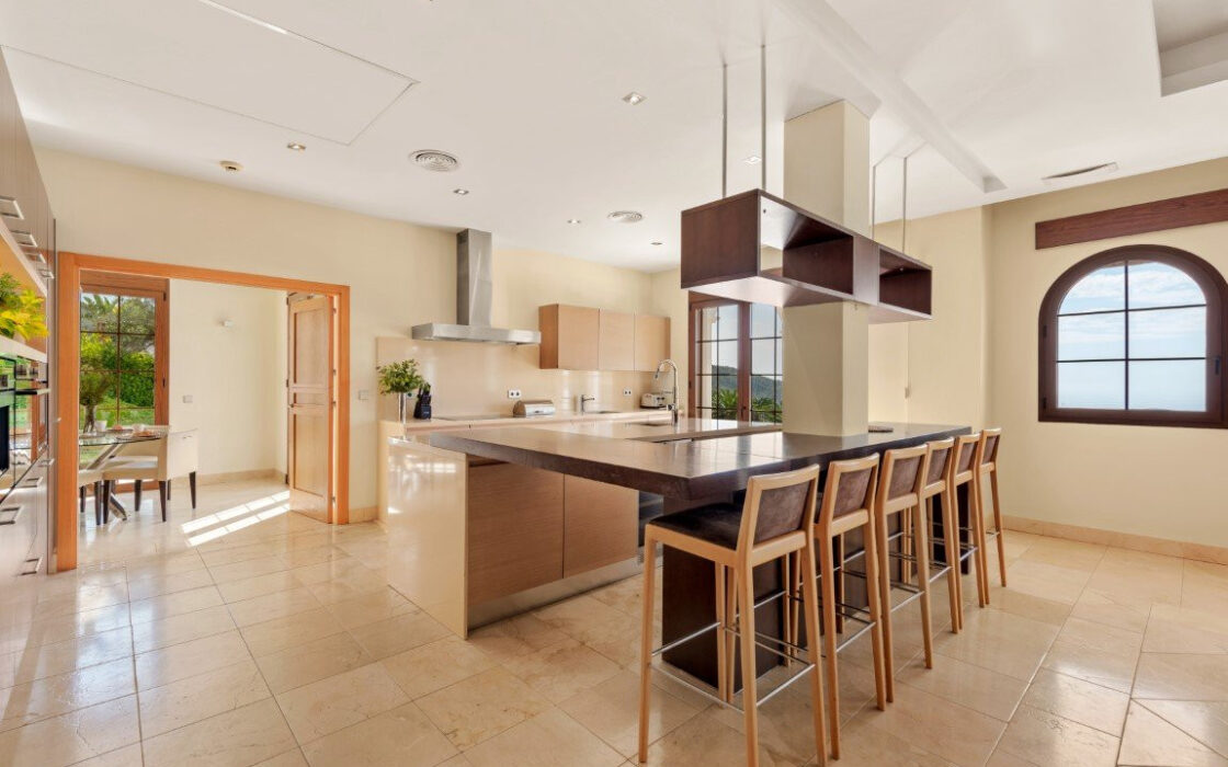 Вилла с панорамным видом в Бенахависе, 889 кв.м, терраса