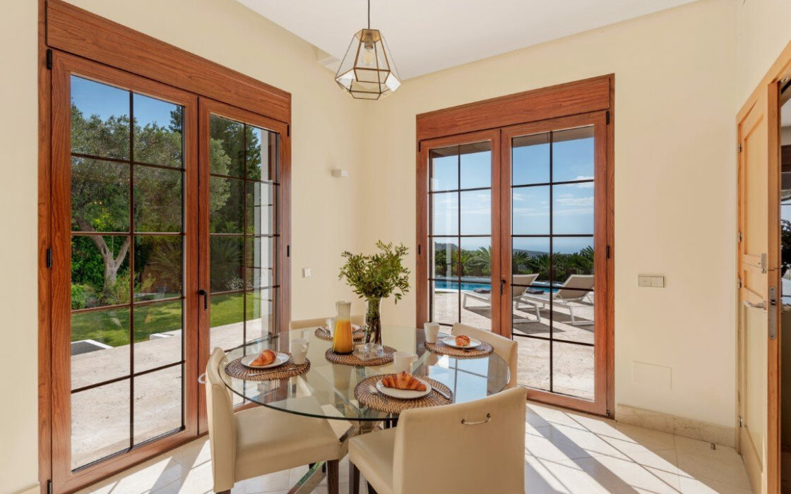 Вилла с панорамным видом в Бенахависе, 889 кв.м, терраса