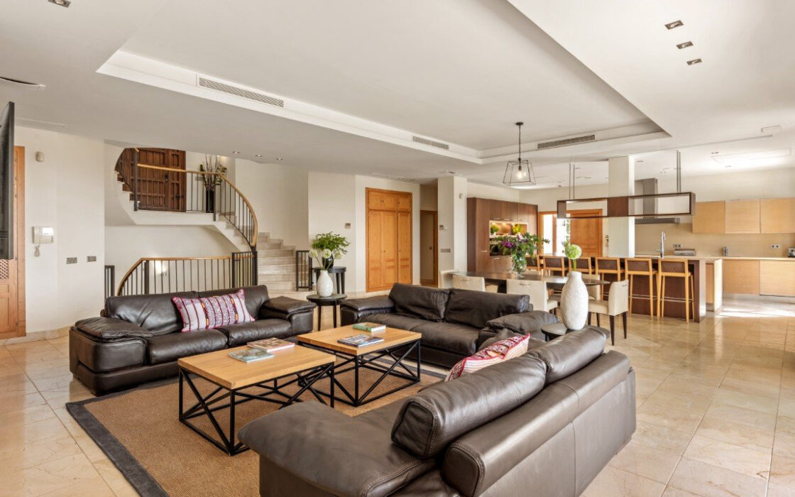 Вилла с панорамным видом в Бенахависе, 889 кв.м, терраса