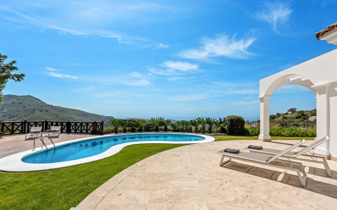 Вилла с панорамным видом в Бенахависе, 889 кв.м, терраса