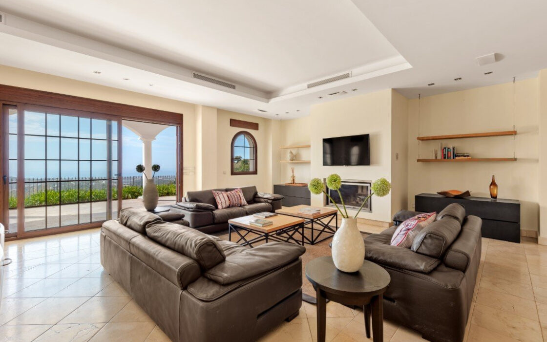 Вилла с панорамным видом в Бенахависе, 889 кв.м, терраса