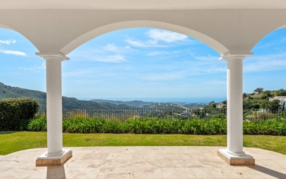 Вилла с панорамным видом в Бенахависе, 889 кв.м, терраса