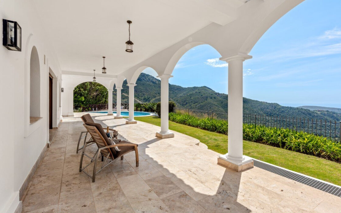 Вилла с панорамным видом в Бенахависе, 889 кв.м, терраса