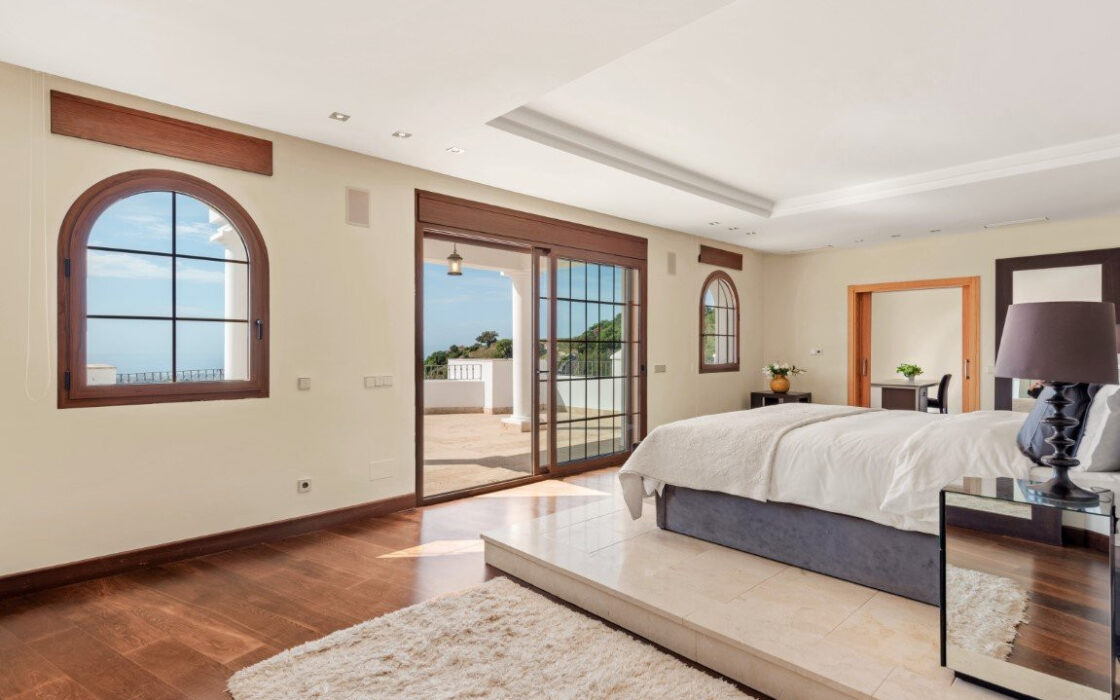 Вилла с панорамным видом в Бенахависе, 889 кв.м, терраса