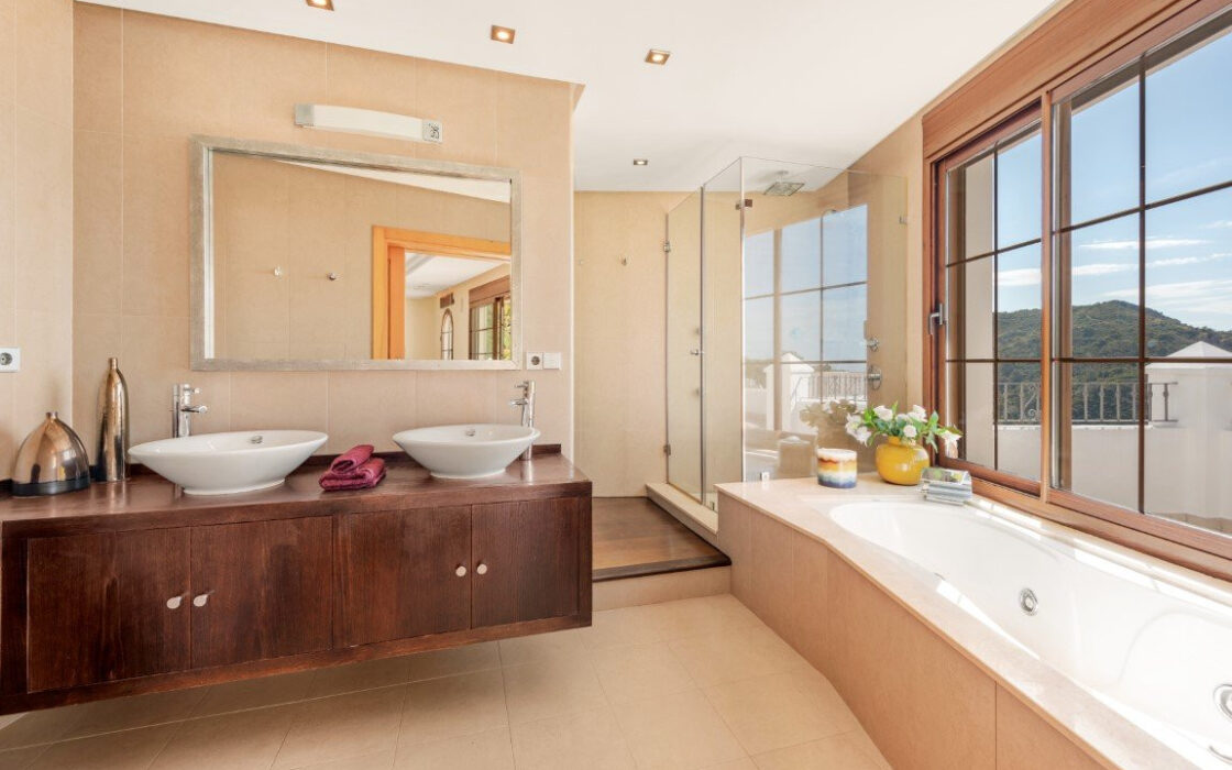 Вилла с панорамным видом в Бенахависе, 889 кв.м, терраса