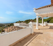 Вилла с панорамным видом в Бенахависе, 889 кв.м, терраса