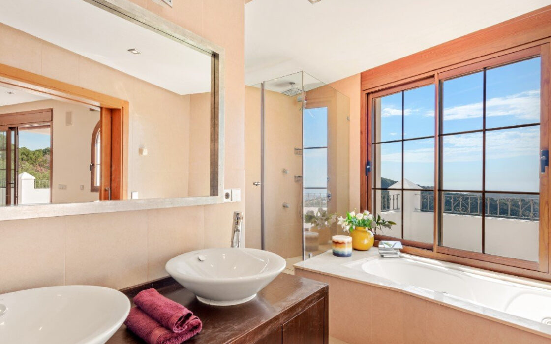 Вилла с панорамным видом в Бенахависе, 889 кв.м, терраса