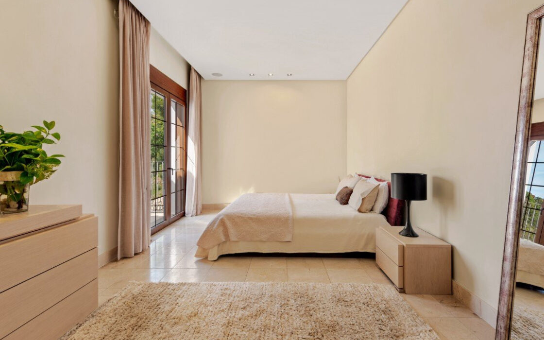 Вилла с панорамным видом в Бенахависе, 889 кв.м, терраса