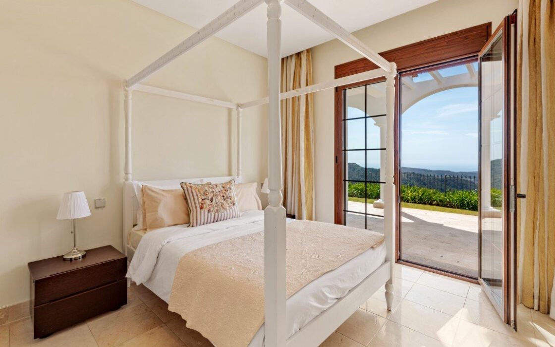 Вилла с панорамным видом в Бенахависе, 889 кв.м, терраса