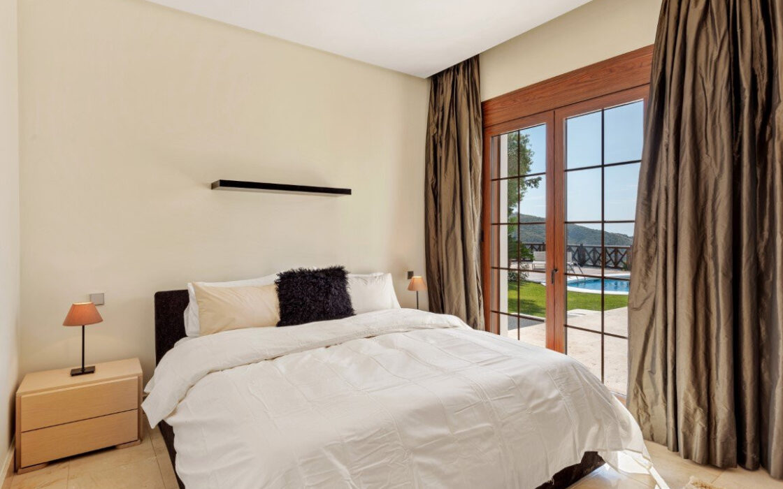 Вилла с панорамным видом в Бенахависе, 889 кв.м, терраса