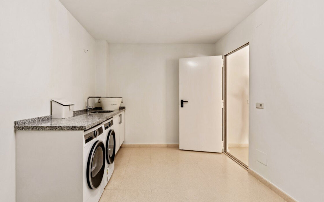 Вилла с панорамным видом в Бенахависе, 889 кв.м, терраса