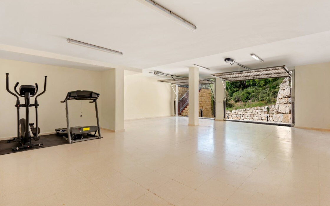 Вилла с панорамным видом в Бенахависе, 889 кв.м, терраса