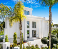 Вілла в Lomas de Marbella Club 647 кв.м з терасою біля моря