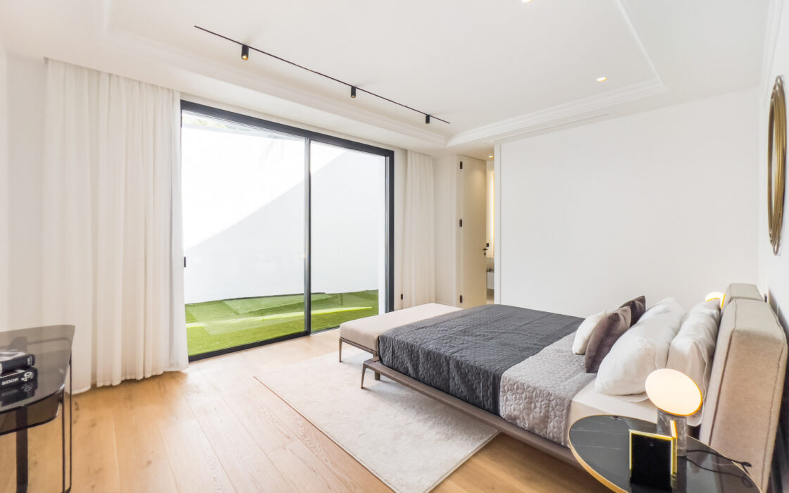 Вілла в Lomas de Marbella Club 647 кв.м з терасою біля моря