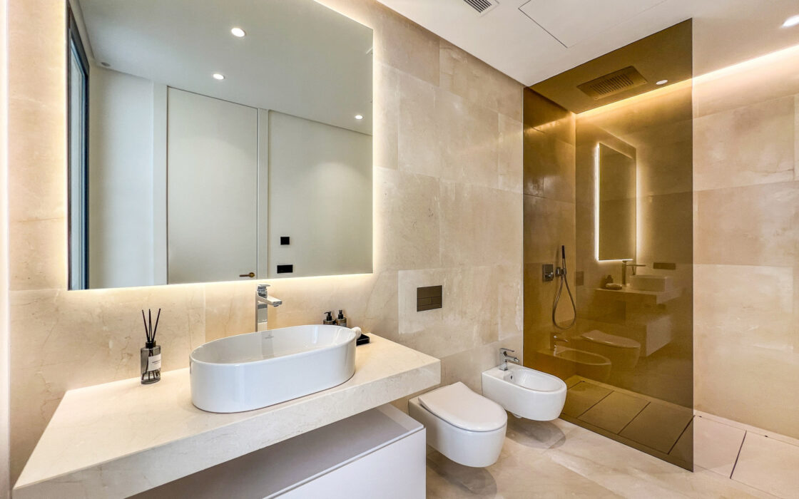 Вілла в Lomas de Marbella Club 647 кв.м з терасою біля моря