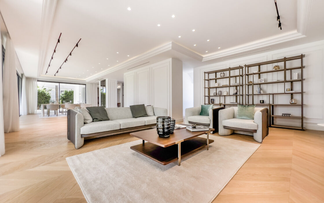 Вілла в Lomas de Marbella Club 647 кв.м з терасою біля моря