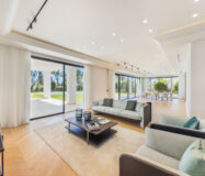 Вілла в Lomas de Marbella Club 647 кв.м з терасою біля моря