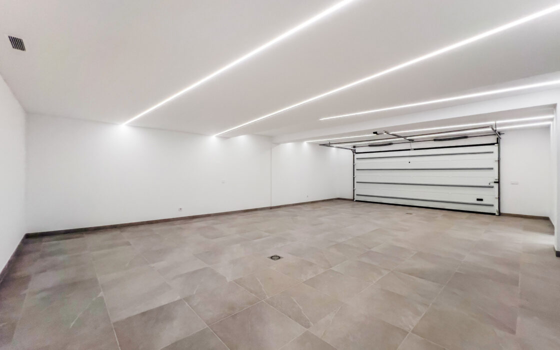 Вілла в Lomas de Marbella Club 647 кв.м з терасою біля моря