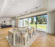 Вілла в Lomas de Marbella Club 647 кв.м з терасою біля моря