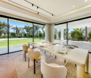 Вілла в Lomas de Marbella Club 647 кв.м з терасою біля моря