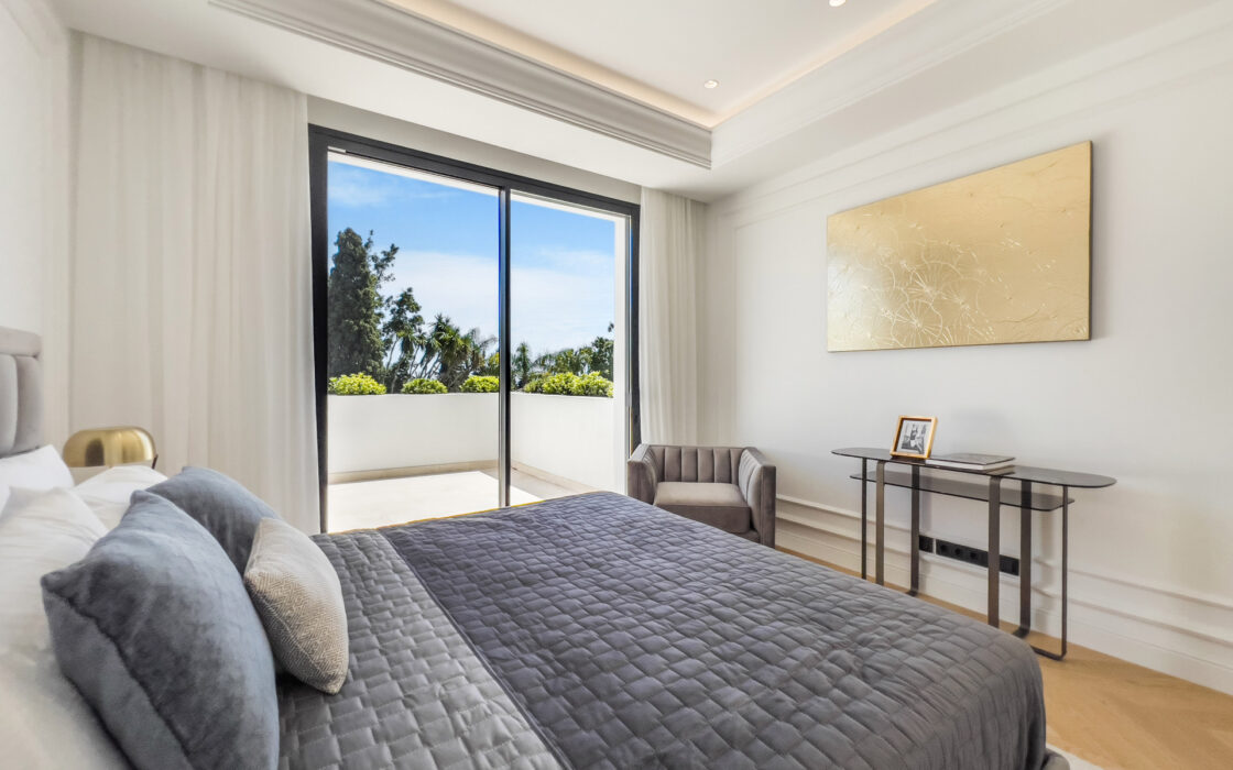 Вілла в Lomas de Marbella Club 647 кв.м з терасою біля моря