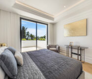 Вілла в Lomas de Marbella Club 647 кв.м з терасою біля моря