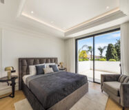 Вілла в Lomas de Marbella Club 647 кв.м з терасою біля моря