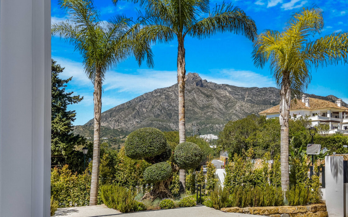 Вілла в Lomas de Marbella Club 647 кв.м з терасою біля моря