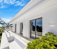 Вілла в Lomas de Marbella Club 647 кв.м з терасою біля моря