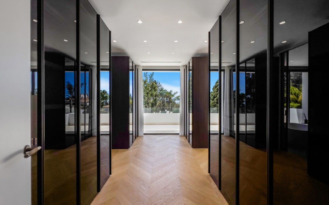 Вілла в Lomas de Marbella Club 647 кв.м з терасою біля моря