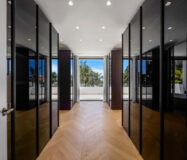 Вілла в Lomas de Marbella Club 647 кв.м з терасою біля моря