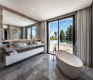 Вілла в Lomas de Marbella Club 647 кв.м з терасою біля моря