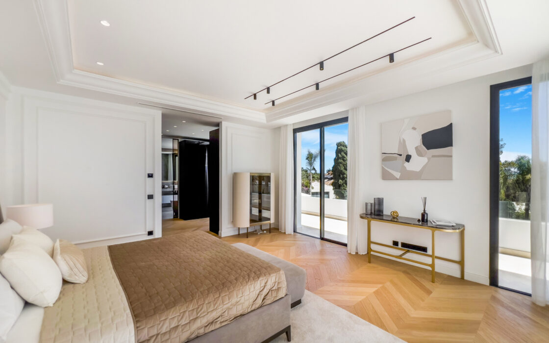 Вілла в Lomas de Marbella Club 647 кв.м з терасою біля моря