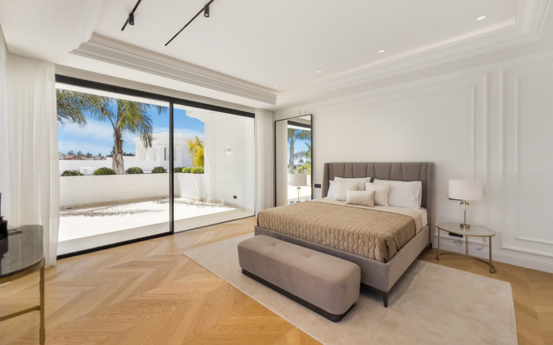 Вілла в Lomas de Marbella Club 647 кв.м з терасою біля моря