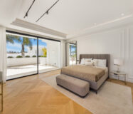 Вілла в Lomas de Marbella Club 647 кв.м з терасою біля моря