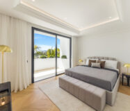 Вілла в Lomas de Marbella Club 647 кв.м з терасою біля моря