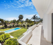 Вілла в Lomas de Marbella Club 647 кв.м з терасою біля моря