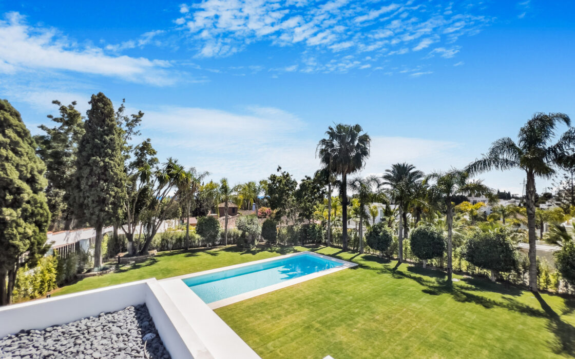 Вілла в Lomas de Marbella Club 647 кв.м з терасою біля моря