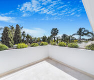 Вілла в Lomas de Marbella Club 647 кв.м з терасою біля моря