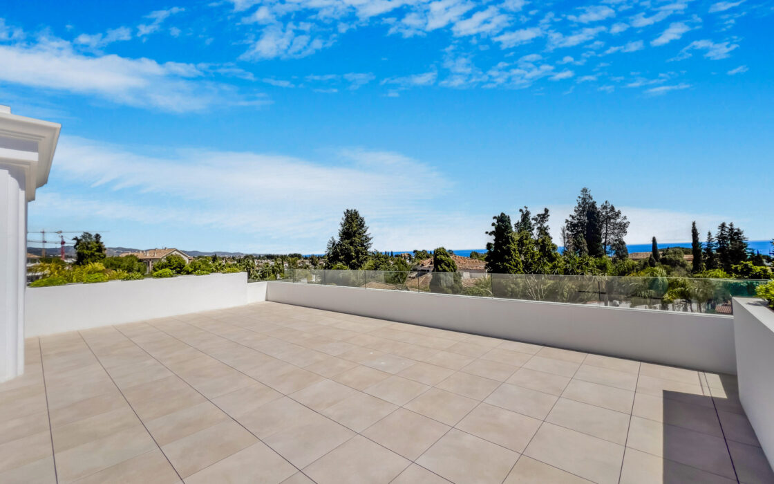 Вілла в Lomas de Marbella Club 647 кв.м з терасою біля моря