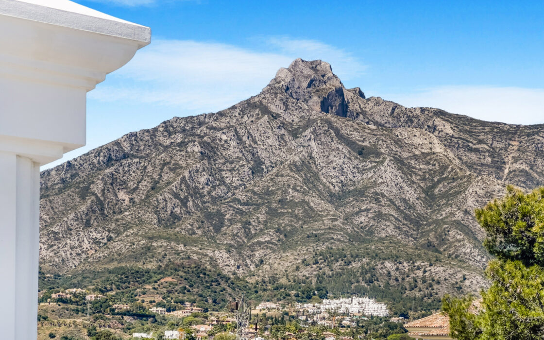 Вілла в Lomas de Marbella Club 647 кв.м з терасою біля моря