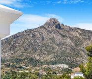 Вілла в Lomas de Marbella Club 647 кв.м з терасою біля моря