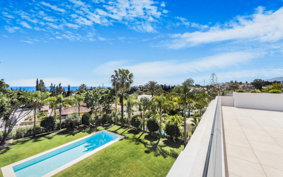 Вілла в Lomas de Marbella Club 647 кв.м з терасою біля моря