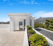 Вілла в Lomas de Marbella Club 647 кв.м з терасою біля моря