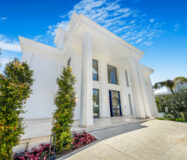 Вілла в Lomas de Marbella Club 647 кв.м з терасою біля моря