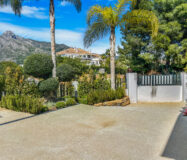 Вілла в Lomas de Marbella Club 647 кв.м з терасою біля моря